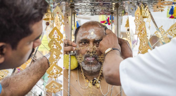 Хиндуисти изпълняват древен ритуал в преклонение към бог Муруган (снимки)
