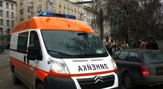 Парче от изолация на блок падна върху главата на жена в София