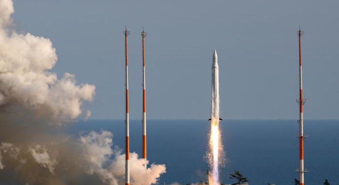 Япония изстреля най-малката ракета-носител в света (видео)