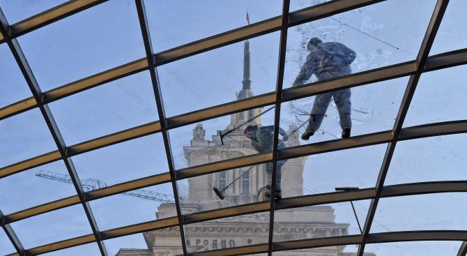 Работници чистиха стъкления купол на &quot;Антична Сердика&quot; (снимки)