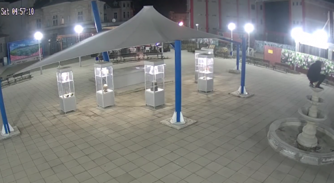 Хулигани потрошиха шадраван в центъра на Казанлък (видео)