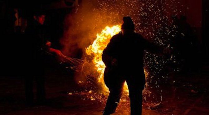 Криминално проявен заля с горивосмазочна течност съселянин и се опита да го запали