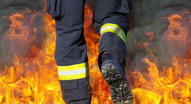 Мъж пострада при пожар в къща край Благоевград