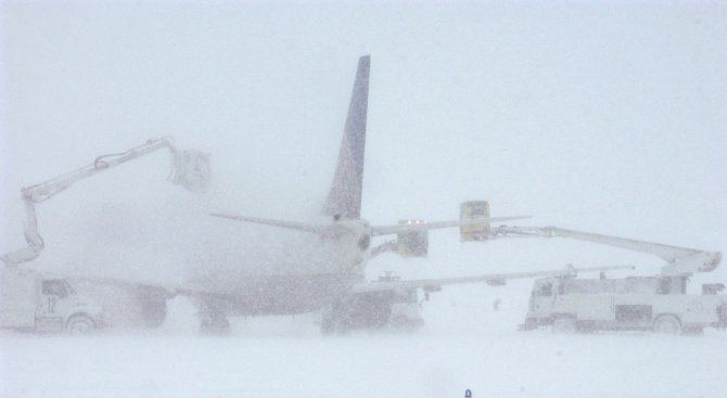Стотици отменени полети заради снежна буря в САЩ