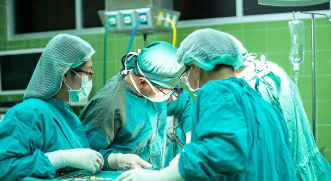 Кардиохирурзи спасиха мъж със сложна операция