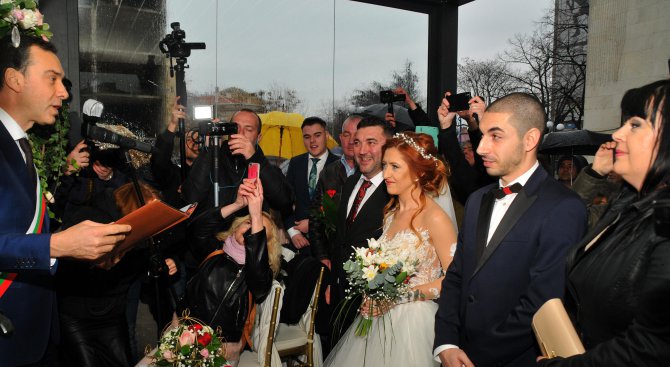 Кметът на Бургас венча няколко двойки по случай Свети Валентин (снимки)