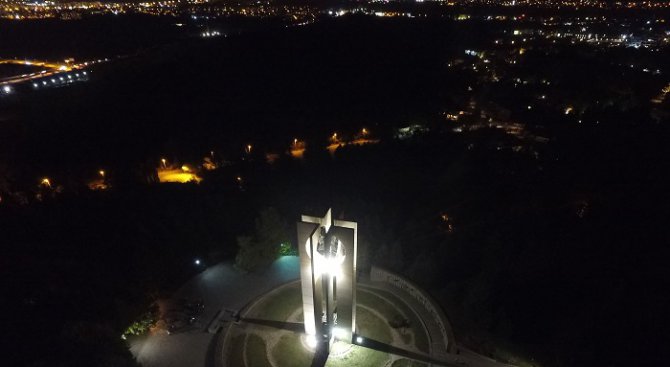 Паметникът Камбаните грейна с ново осветление