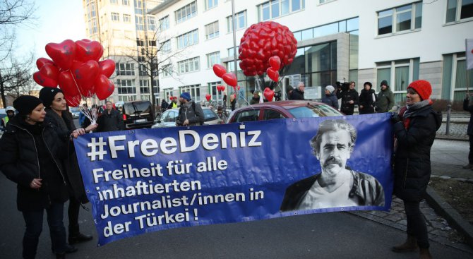 Турция пусна арестувания германски журналист Дениз Юджел от зандана