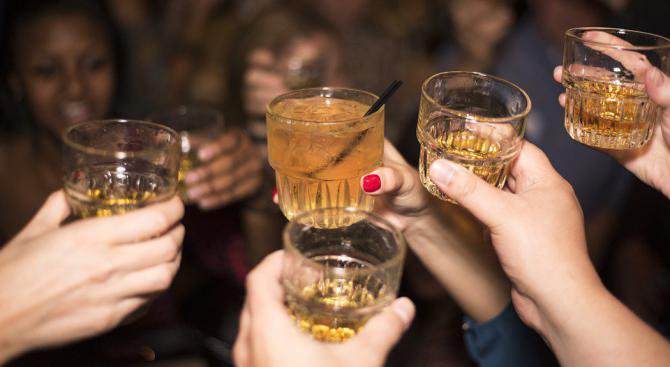 Четири причини, които ни карат да пием алкохол