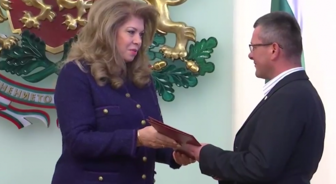Илияна Йотова връчи български документи на Сафет Баличевац, спасител от Лим (снимки+видео)