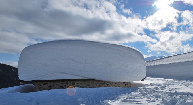 Метър и половина сняг натрупа в Хърватия