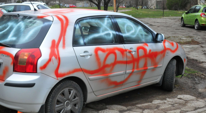 Нашариха кола със спрей заради неправилно паркиране в Бургас (снимки)