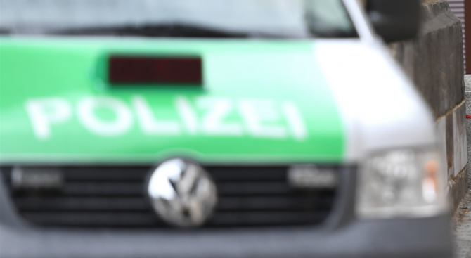 Противник на миграционната политика в Германия намушка с нож трима бежанци
