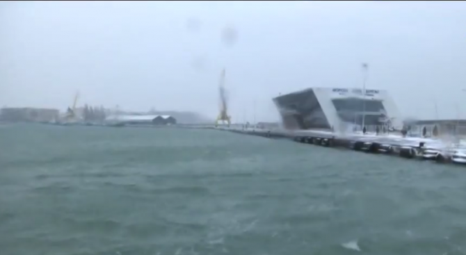 Бурният вятър затвори пристанищата в Бургас