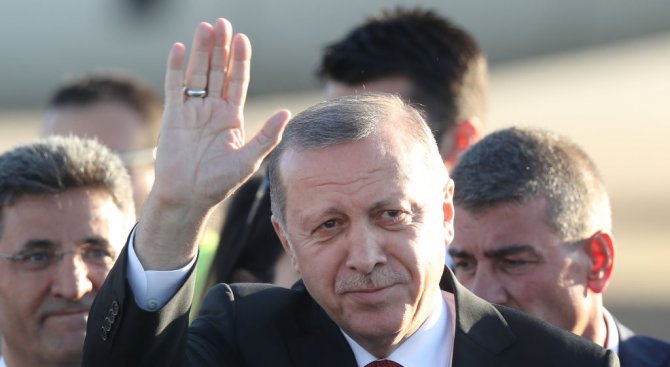 Ердоган разрева дете: Ако загине за Турция, щяло да стане герой (снимка+видео)