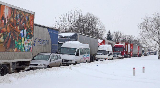 Ограничават движението на тирове утре от 16 до 20 часа