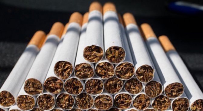 Откриха 3 000 къса цигари, натъпкани в микробус