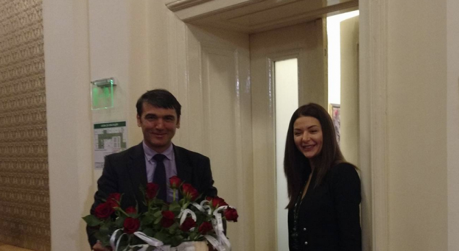 Депутатите зарадваха колежките си с цветя за 8 март (видео+снимки)
