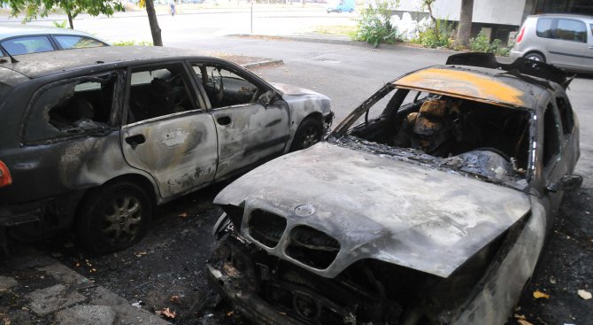 Четири автомобила изгоряха при пожар в добричко село