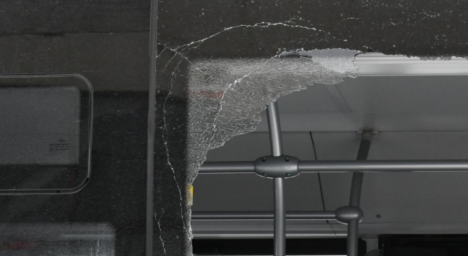 Нападнаха с камъни градски автобус в София (видео)