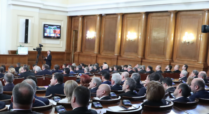 Парламентът удължи работното си време