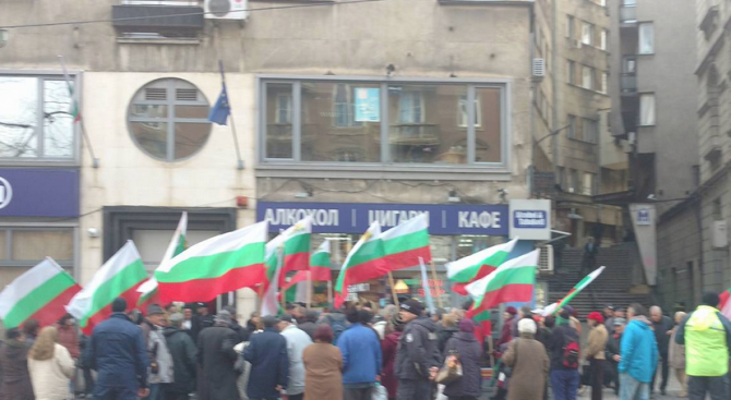 Протест пред КЕВР, искат оставката на ръководството на регулатора и на правителството (снимки)
