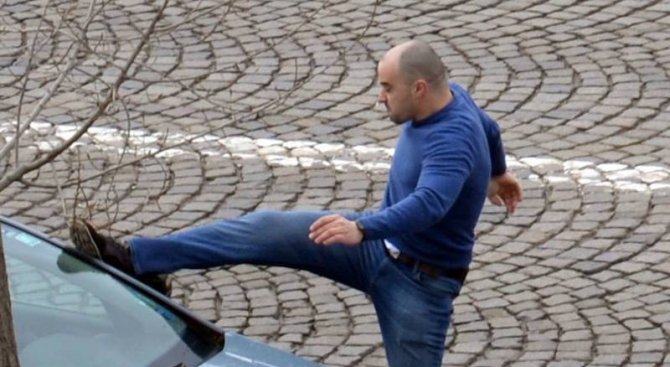 Млад мъж налита на бой на възрастен шофьор в София (снимки)