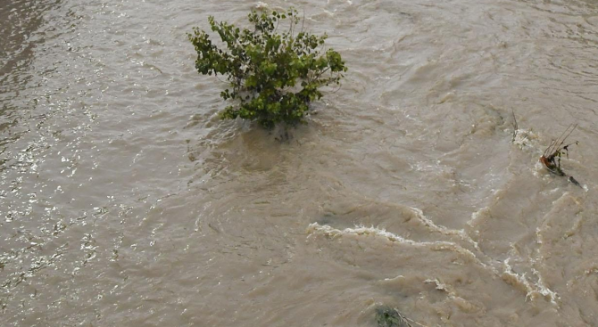 Със седем помпи отводняват залетите територии в Брегово