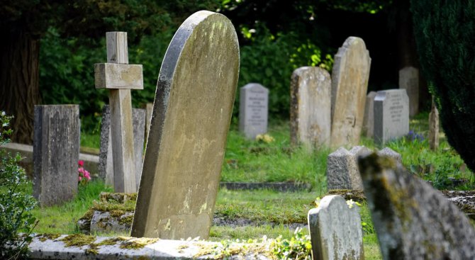 Зевзеци слагат последния SMS в живота на надгробния си паметник