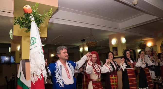 Как в Банкя празнуват годишнина от сватба (снимки)