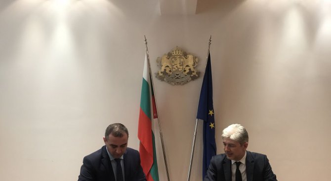Министър Димов подписа договор за укрепване на свлачище в Луковит