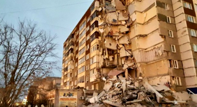 Пететажна жилищна сграда рухна при газов взрив в Москва