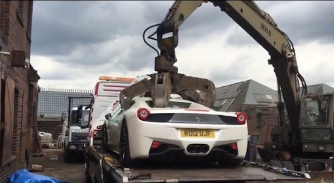 Полицията унищожи Ferrari на милионер бизнесмен (видео)