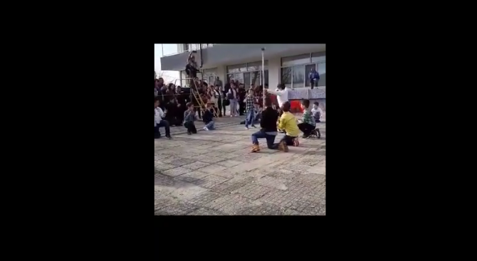 Скандално тържество в детска градина: Малчугани танцуват под звуците на турски кючеци (снимка+видео)