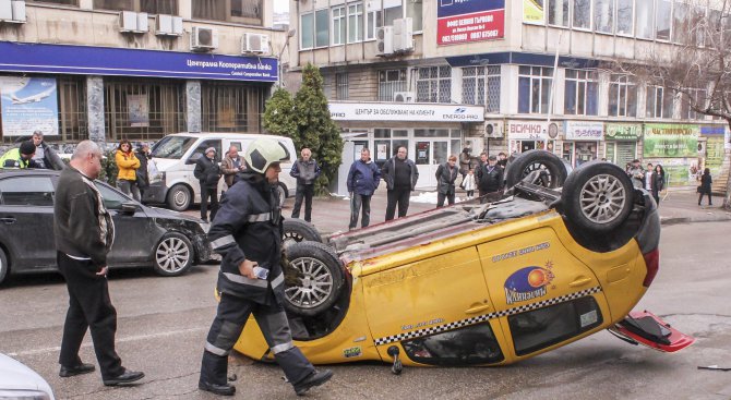 Такси се обърна по таван в центъра на Велико Търново (снимки)