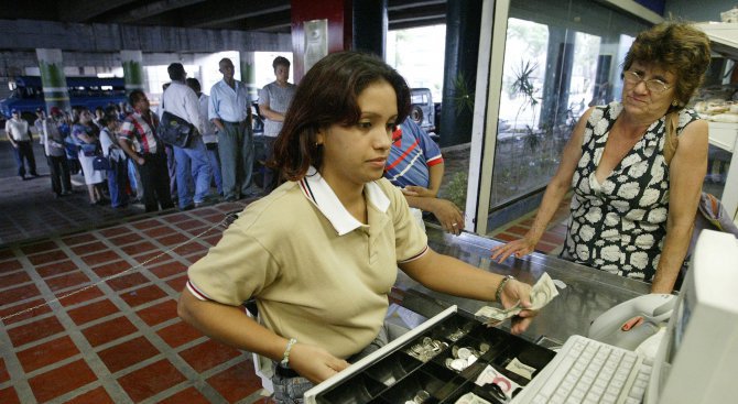 Венецуела деноминира валутата си