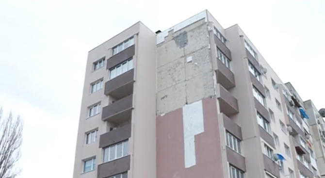Вятърът отнесе топлоизолацията на блок в София