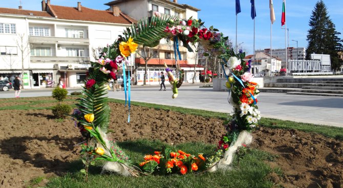 Цветни венци за Цветница в Луковит (снимки)