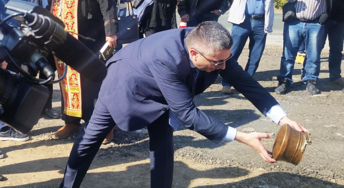 Министър Нанков направи първа копка и на ремонта на околовръстния път на Ловеч