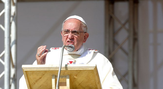 Папа Франциск: Засрамете се