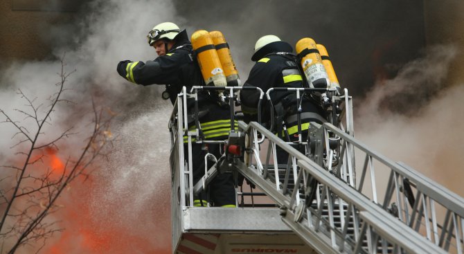 Пожар обхвана жилищна сграда в Лайпциг. 17 пострадаха (видео)