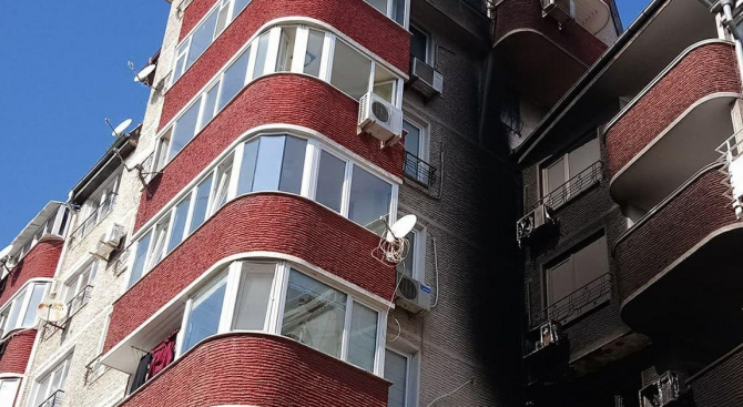 Пожар в 5-етажна кооперация в Бургас, евакуираха хората