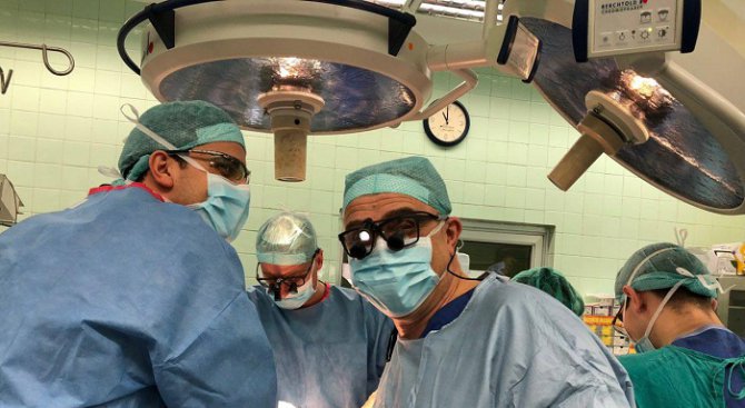 Специалисти от ВМА спасиха мъж с рядък тумор (снимки)