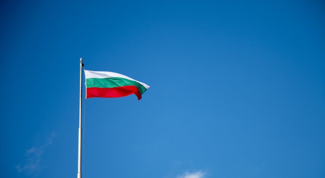 16-годишен ученик запали българското знаме (снимка)