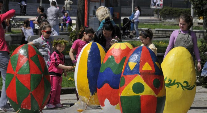 Деца украсиха с великденски яйца центъра на Перник