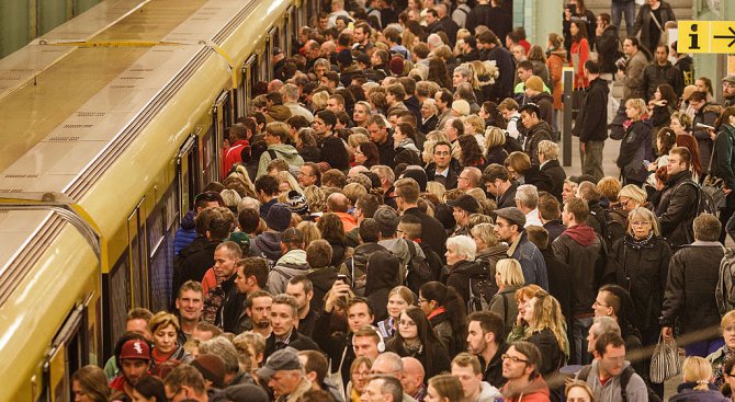 Десетки са ранени при сблъсък на два влака в метрото в Германия