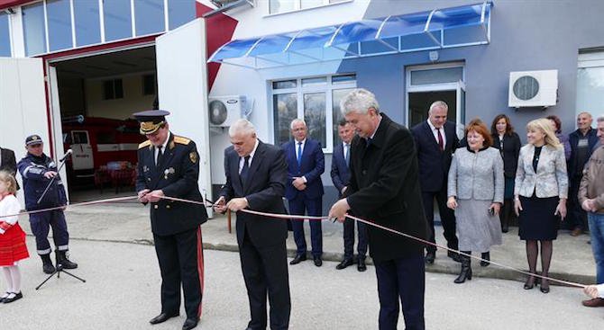 Министърът на вътрешните работи откри обновената сграда на пожарната в Мездра (снимки)