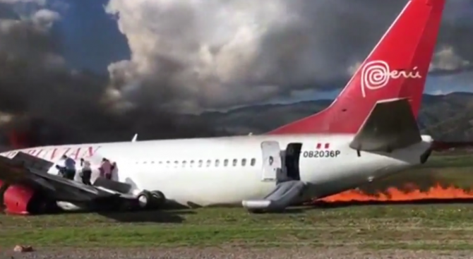 Самолет се приземи по корем в Перу (видео)
