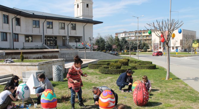 Великденски яйца украсиха центъра на Свиленград (снимки)
