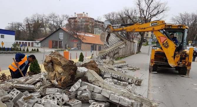 Събарят оградата до вълнолома във Варна (снимки)